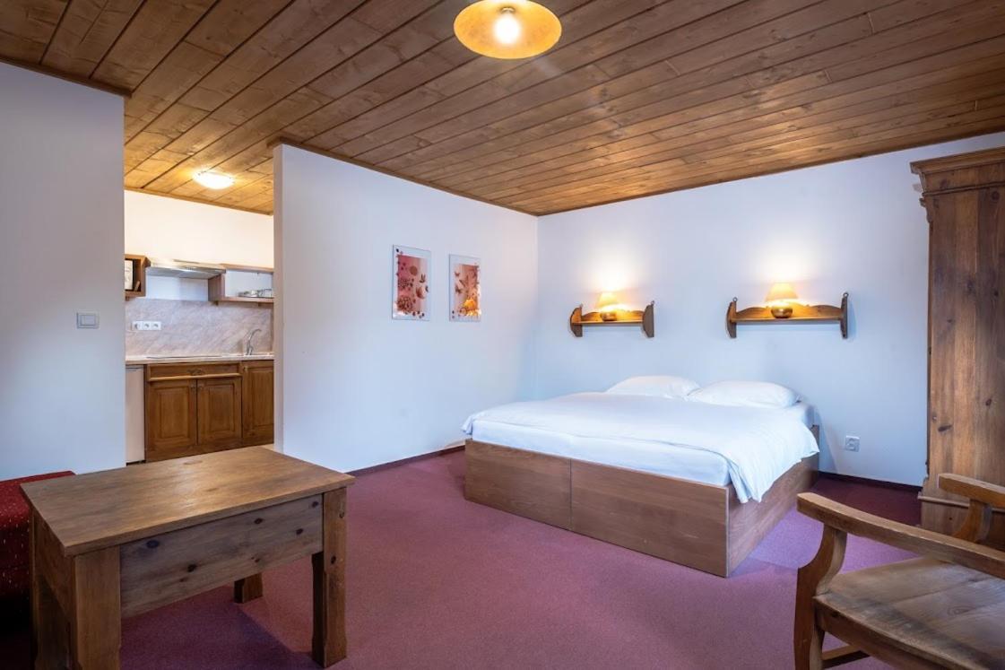 Apartmanovy Dom Vila Maros Pavčina Lehota Exteriör bild