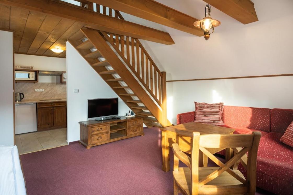 Apartmanovy Dom Vila Maros Pavčina Lehota Exteriör bild