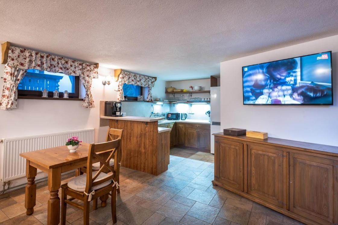 Apartmanovy Dom Vila Maros Pavčina Lehota Exteriör bild